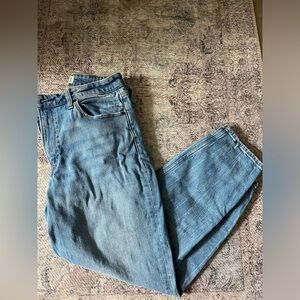 Abercrombie Curve Love Mom Jean (high rise / light wash)